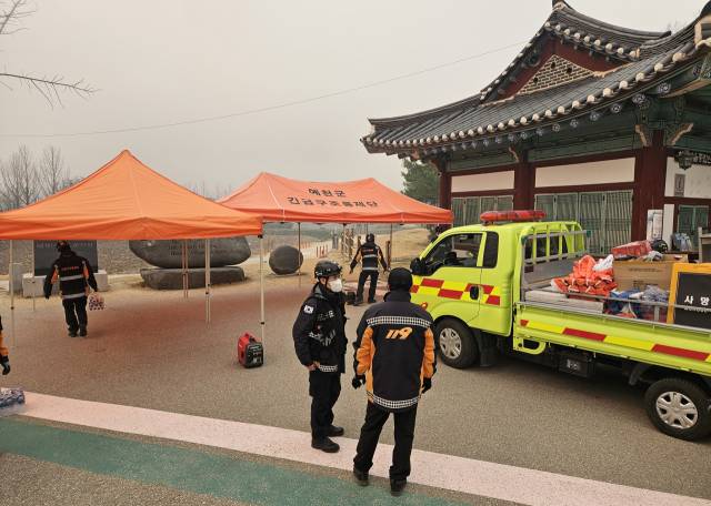 경북 의성에서 발생한 대형 산불이 26일 닷새째 이어지는 가운데 소방당국이 하회마을 종합안내소 옆에 긴급구조통제단을 설치해 산불 확산 상황을 주시하고 있다.연합뉴스