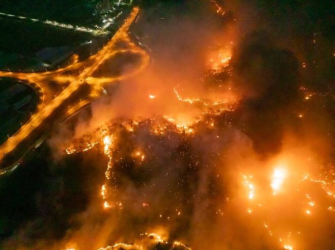 3월25일 경북 안동시 남선면 인근 야산으로 불이 번지고 있다. ⓒ 연합뉴스