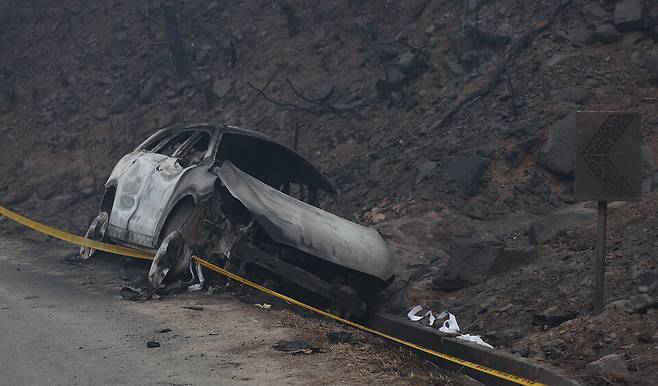3월26일 경북 영양군 석보면 삼의리 삼의계곡에 산불로 인한 화마가 덮쳐 전소된 차량이 세워져 있다. 이 차량 주변에서는 대피하다 숨진 것으로 추정되는 시신 3구가 발견됐다. ⓒ 연합뉴스