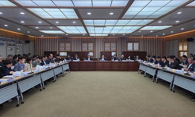 지난 24일 영천시는 내년도 국가투자예산 확보 및 신규시책 발굴 전략회의를 열고 있다. ⓒ영천시