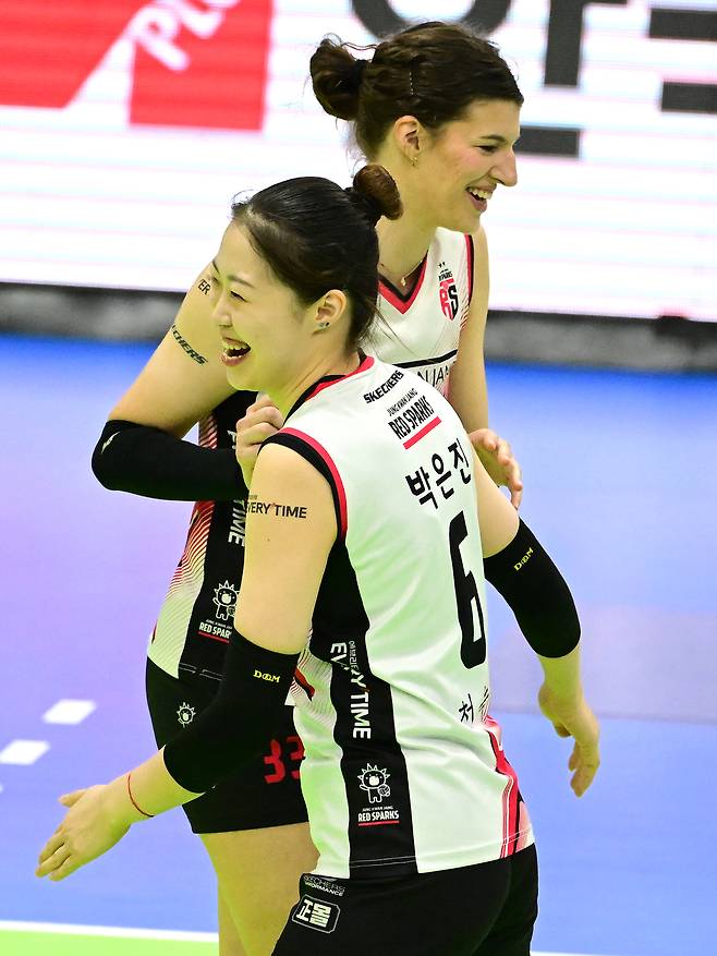 정관장 부키리치와 박은진이 25일 수원에서 열린 현대건설과 플레이오프 1차전에서 팀 득점 후 기뻐하고 있다. KOVO 제공