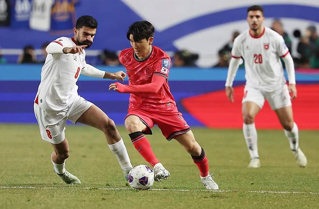 25일 경기도 수원시 수원월드컵경기장에서 열린 2026 북중미 월드컵 아시아 3차 예선 B조 8차전 대한민국과 요르단의 경기. 황인범이 드리블하고 있다. 연합뉴스