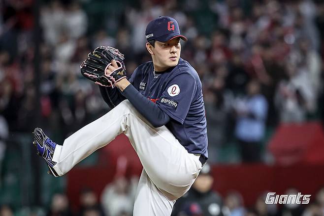 ▲ 시즌 첫 등판에서 블론세이브를 기록하며 인천 징크스가 계속 이어진 김원중 ⓒ롯데자이언츠