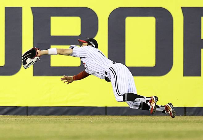 ▲ LG 중견수 박해민이 25일 서울 잠실구장에서 열린 2025 신한 SOL뱅크 KBO 리그 한화와의 경기에서 그림 같은 다이빙 캐치를 선보이고 있다.&nbsp;LG는 박해민의 두 차례 호수비에 힘입어 5-0 승리를 거두고 개막 3연승을 질주했다. ⓒ연합뉴스