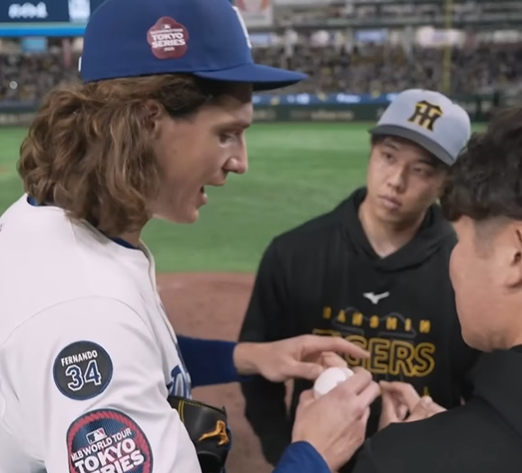 ▲ 타일러 글래스나우가 경기 후 사이키 히로토와 커브에 대해 대화하고 있다. 1년 전에는 원태인이 글래스나우에게 커브를 던지는 요령을 물었다. ⓒ 스포츠넷LA 인스타그램