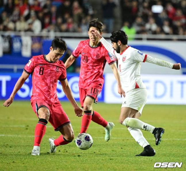 치열한 미드필더에서 볼 다툼을 하고 있는 박용우(왼쪽).