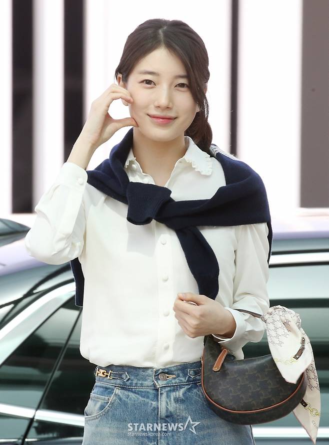 배우 수지가 명품 브랜드 행사 차 26일 오전 인천국제공항을 통해 출국하고 있다. 2025.03.26 /사진=임성균 tjdrbs23@