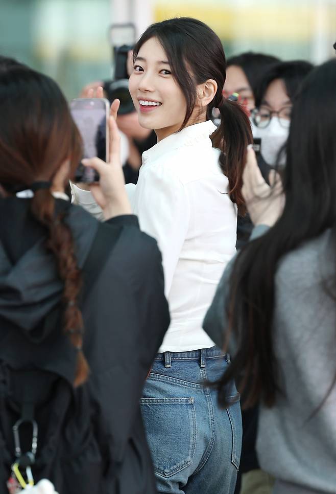 (인천공항=뉴스1) 권현진 기자 = 배우 수지가 해외 일정을 위해 26일 인천국제공항을 통해 싱가포르로 출국하기 전 인사를 하고 있다. 2025.3.26/뉴스1  Copyright (C) 뉴스1. All rights reserved. 무단 전재 및 재배포,  AI학습 이용 금지. /사진=(인천공항=뉴스1) 권현진 기자