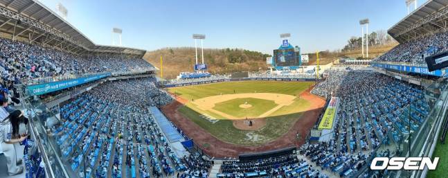 만원 관중으로 가득 찬 대구 삼성 라이온즈 파크의 전경.