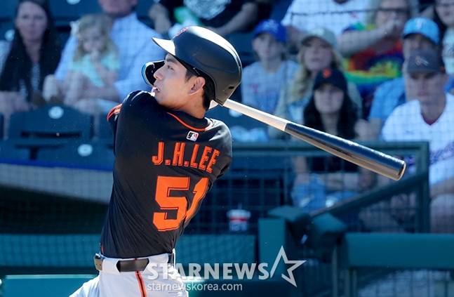 시범경기에서 타격하는 이정후. /사진=김진경 대기자