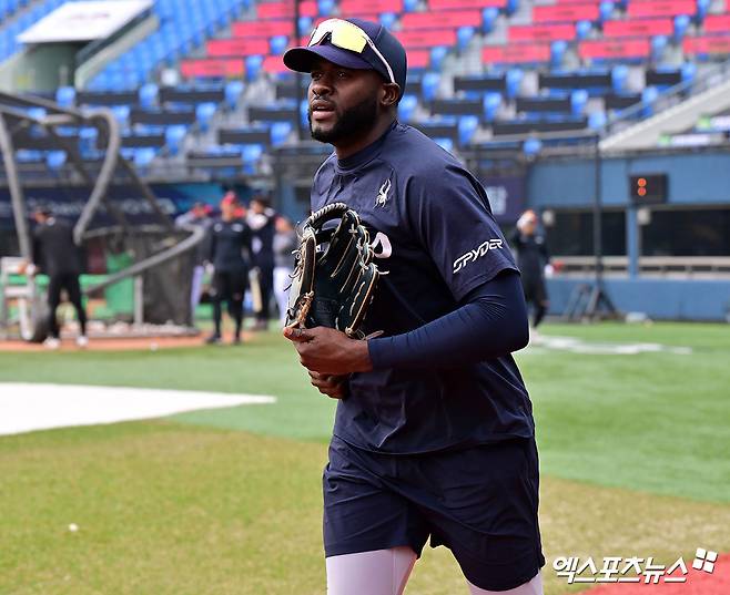 25일 오후 서울 송파구 잠실야구장에서 열리는 '2025 신한 SOL Bank KBO리그' 한화 이글스와 LG 트윈스의 경기, 한화 플로리얼이 훈련을 위해 그라운드로 나서고 있다. 잠실, 김한준 기자