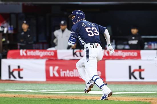 두산 베어스가 26일 수원 KT전에서 선발 최승용의 역투와 불펜진의 릴레이 호투로 3대 2 한 점 차 승리로 시즌 첫 승을 달성했다. 두산 베어스