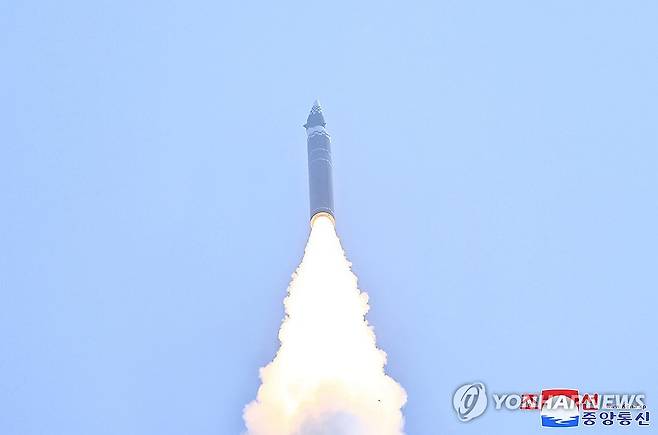 북한, 신형 극초음속 중장거리 탄도미사일 시험발사 진행 (평양 조선중앙통신=연합뉴스) 북한 미사일총국이 지난 6일 신형 극초음속 중장거리 탄도미사일 시험발사를 진행했다고 조선중앙통신이 7일 보도했다. 통신은 김정은 국무위원장이 화상감시체계로 참관했다고 전했다. 2025.1.7 
    [국내에서만 사용가능. 재배포 금지. For Use Only in the Republic of Korea. No Redistribution] nkphoto@yna.co.kr