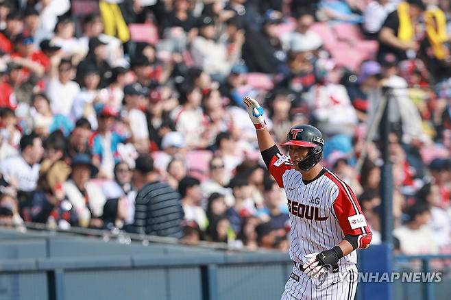 솔로 홈런 친 송찬의 (서울=연합뉴스) 신현우 기자 = 23일 서울 잠실야구장에서 열린 프로야구 2025 신한 SOL 뱅크 KBO리그 롯데 자이언츠와 LG 트윈스의 경기.
    6회말 1사 LG 송찬의가 솔로 홈런을 친 뒤 베이스를 돌고 있다. 2025.3.23 nowwego@yna.co.kr