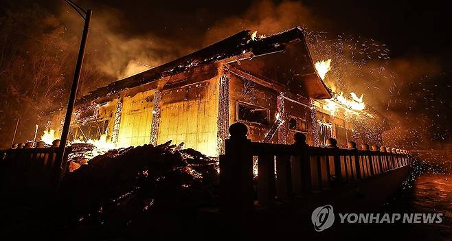 고운사 입구에 세워진 최치원 문학관 '전소' (의성=연합뉴스) 윤관식 기자 = 경북 의성군 산불 발생 나흘째인 25일 의성군 고운사 입구 인근에 세워진 최치원 문학관이 전소되고 있다. 2025.3.25 psik@yna.co.kr