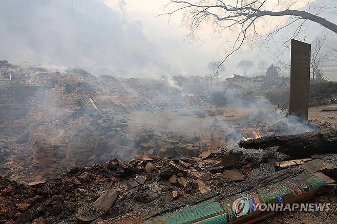 화마가 휩쓸고 간 천년고찰 고운사 (의성=연합뉴스) 이주형 기자 = 26일 오전 경북 의성군 고운사 가운루가 불에 타 형태조차 알아볼 수 없게 무너져 있다. 국가 지정 문화유산 보물로 지정된 가운루는 전날 고운사를 덮친 산불에 타 전소됐다. 2025.3.26 coolee@yna.co.kr