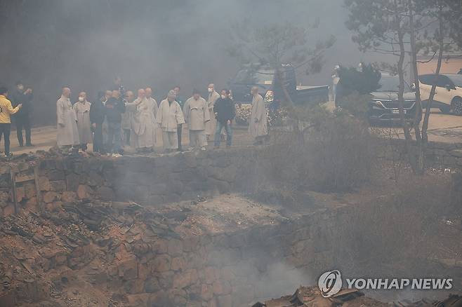 가운루 상태 살피는 조계종 관계자들 (의성=연합뉴스) 이주형 기자 = 대한불교조계종 관계자들이 26일 오전 불에 타 형태조차 알아볼 수 없게 된 경북 의성군 고운사 가운루의 잔해를 살펴보고 있다. 국가 지정 문화유산 보물로 지정된 가운루는 전날 고운사를 덮친 산불에 타 전소됐다. 2025.3.26 coolee@yna.co.kr