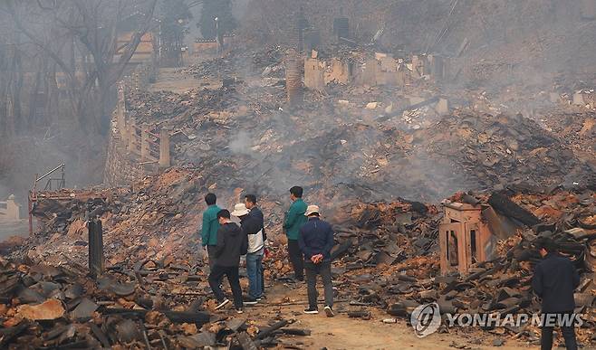 화마가 휩쓸고 간 고운사 (의성=연합뉴스) 김도훈 기자 = 26일 경북 의성군 단촌면 고운사 가운루를 비롯한 건물들이 전날 번진 산불에 모두 불에 타 흔적만 남아 있다.
    이번 화재로 국가 지정 문화유산 보물로 지정된 가운루와 연수전 등이 소실됐다. 2025.3.26 superdoo82@yna.co.kr