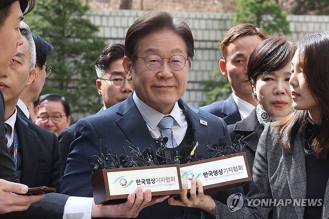 이재명 대표, 공직선거법 위반 혐의 2심 선고 공판 출석 (서울=연합뉴스) 더불어민주당 이재명 대표가 26일 서울 서초구 서울고등법원에서 열린 공직선거법 위반 혐의 2심 선고 공판에 출석하고 있다. 2025.3.26 [사진공동취재단] photo@yna.co.kr