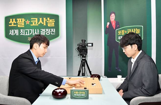 신진서(오른쪽) 9단이 박정환 9단을 꺾고 24연승을 달렸다. [한국기원 제공. 재판매 및 DB 금지]