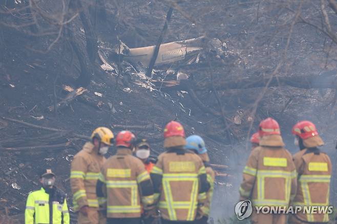의성 산불 진화하던 헬기 추락 현장 (의성=연합뉴스) 손형주 기자 = 26일 오후 경북 의성군 신평면 교안리 야산에 산불 진화용 헬기가 추락해 있다. 2025.3.26 handbrother@yna.co.kr