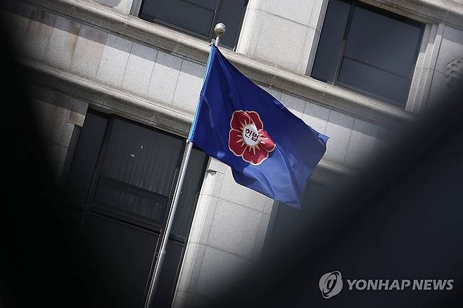 헌법재판소, 윤 대통령 탄핵심판 선고기일 발표는 언제? (서울=연합뉴스) 서대연 기자 = 윤석열 대통령 탄핵심판이 헌법재판소의 선고만을 남겨둔 가운데 26일 서울 종로구 헌법재판소에서 깃발이 바람에 날리고 있다. 2025.3.26 dwise@yna.co.kr