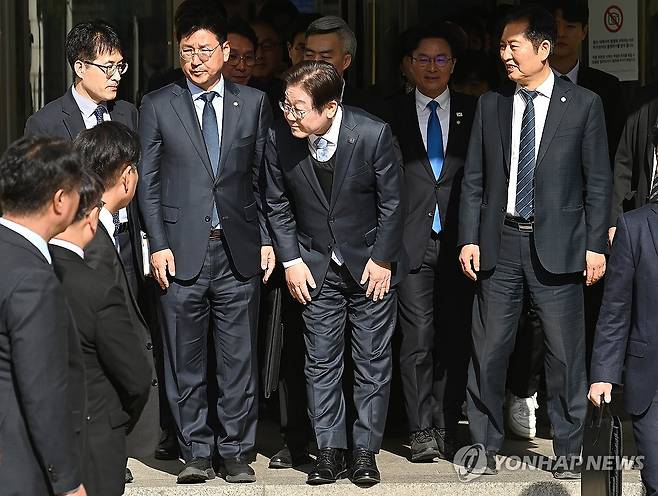 지지자에게 인사하는 이재명 대표 (서울=연합뉴스) 더불어민주당 이재명 대표가 26일 서울중앙지법에서 열린 공직선거법 위반 사건 항소심에서 무죄를 선고받은 뒤 지지자들을 향해 인사하고 있다. 2025.3.26 [사진공동취재단] photo@yna.co.kr