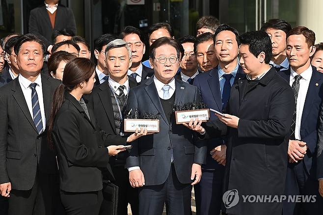 입장 밝히는 이재명 대표 (서울=연합뉴스) 더불어민주당 이재명 대표가 26일 서울중앙지법에서 열린 공직선거법 위반 사건 항소심에서 무죄를 선고받은 뒤 입장을 밝히고 있다. 2025.3.26 [사진공동취재단] photo@yna.co.kr