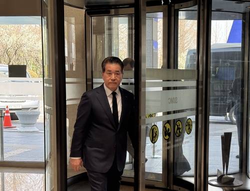 故 한종희 삼성전자 부회장 빈소를 찾은 장인화 포스코홀딩스 회장 (서울=연합뉴스) 강태우 기자 = 장인화 포스코홀딩스 회장이 26일 고(故) 한종희 삼성전자 대표이사 부회장 빈소가 마련된 서울 강남구 삼성서울병원을 찾았다. 2025.3.26 burning@yna.co.kr