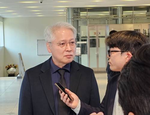 故 한종희 삼성전자 부회장 빈소를 찾은 권봉석 ㈜LG 최고운영책임자(COO) 부회장 (서울=연합뉴스) 권봉석 ㈜LG 최고운영책임자(COO) 부회장이 26일 고(故) 한종희 삼성전자 대표이사 부회장 빈소가 마련된 서울 강남구 삼성서울병원을 찾았다. 2025.3.26 [공동취재단]