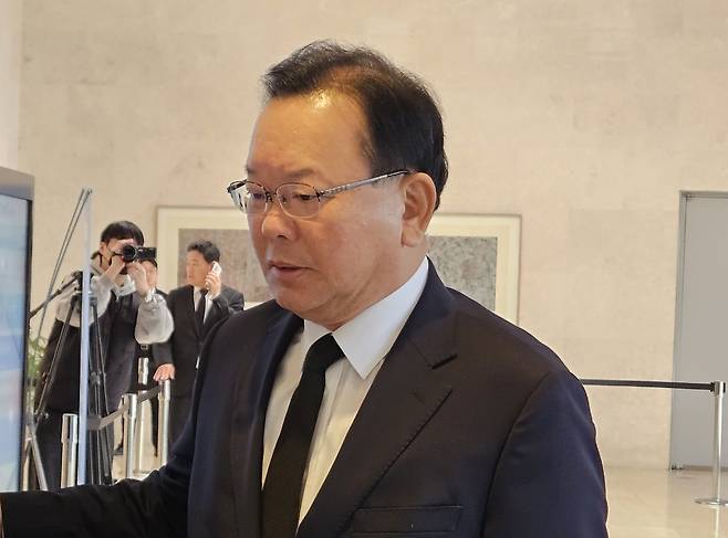 故 한종희 삼성전자 부회장 빈소를 찾은 김부겸 전 국무총리 (서울=연합뉴스) 김부겸 전 국무총리가 26일 고(故) 한종희 삼성전자 대표이사 부회장 빈소가 마련된 서울 강남구 삼성서울병원을 찾았다. 2025.3.26 [공동취재단]
