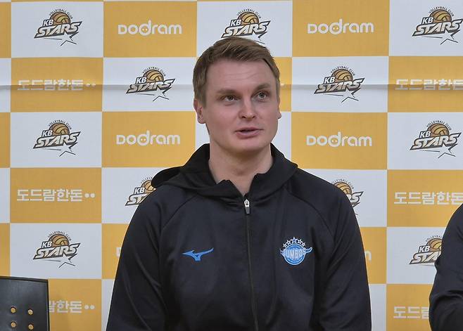 인터뷰하는 대한항공 토미 틸리카이넨 감독 (의정부=연합뉴스) 김경윤 기자 = 토미 틸리카이넨 대한항공 감독이 26일 경기도 의정부 경민대체육관에서 열리는 2024-2025 프로배구 V리그 PO 1차전 KB손해보험과 방문 경기를 앞두고 사전 기자회견에서 질문에 답변하고 있다. 2025.3.26. cycle@yna.co.kr