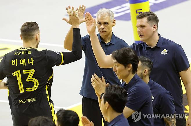 아폰소 감독과 비예나 하이파이브 (의정부=연합뉴스) 김병만 기자 = 26일 경기도 의정부 경민대체육관에서 열린 도드람 2024-2025 V리그 남자부 플레이오프 1차전 KB손해보험-대한항공 경기. KB손보 레오나르도 아폰소 감독과 비예나가 하이 파이브하고 있다. 
2025.3.26 kimb01@yna.co.kr