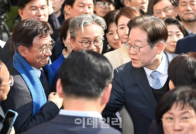 이재명 더불어민주당 대표가 26일 서울 서초구 서울고등법원에서 열린 공직선거법 위반 사건의 항소심 선고를 마치고 나온 뒤 의원들과 인사하고 있다. (사진공동취재단)