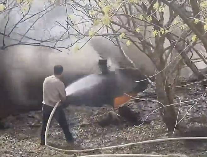 전날 오후 1시 30분께 전남 구례의 한 주택에서 발생한 화재를 진화하는 정일기 소방위.(사진=연합뉴스)