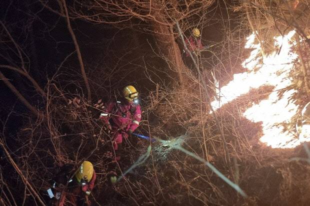 산림청 공중진화대와 산불재난특수진화대가 26일 오후부터 27일 새벽 사이 경남 산청군 시천면 동당리 일대에서 지리산과 민가를 지키기 위해 사투를 벌이고 있다. (사진=연합뉴스)