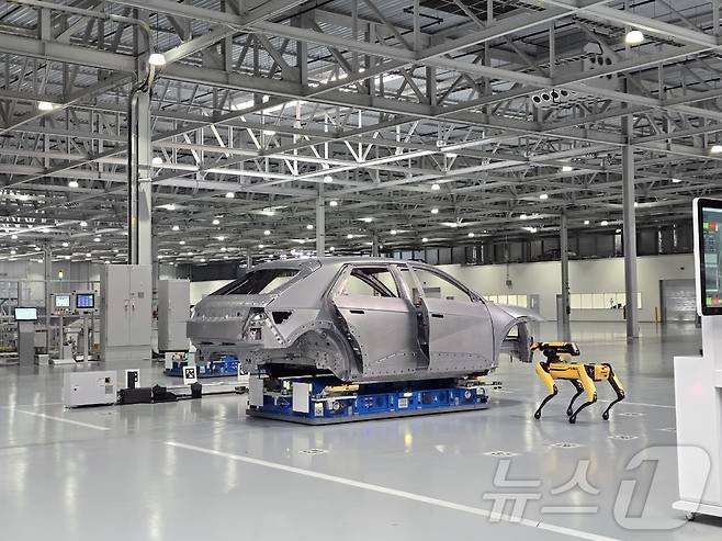 HMGMA의 생산라인에서 4족 보행 로봇 '스팟'(SPOT)이 품질 검사를 하고 있다. ⓒ News1 류정민 특파원