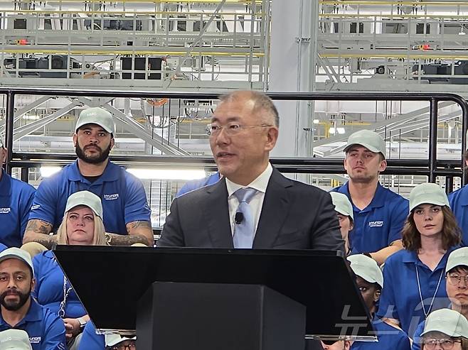 정의선 현대차그룹 회장이 26일(현지시간) 미국 조지아주 엘라벨시 소재 HMGMA 준공식에서 환영사를 하고 있다. ⓒ News1 류정민 특파원