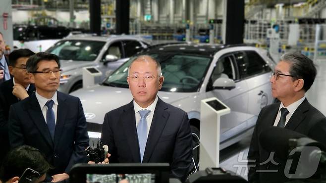 정의선 현대차그룹 회장이 26일(현지시간) 미국 조지아주 엘라벨에서 HMGMA 준공식 후 취재진과 만나 도널드 트럼프 미 대통령의 백악관 초청에 대해 설명하고 있다. ⓒ News1 류정민 특파원