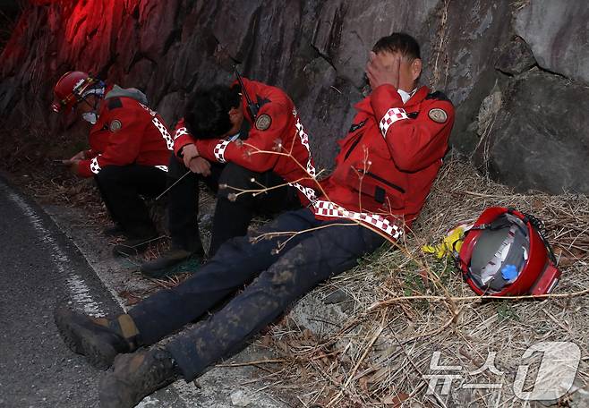 경남 산청·하동 산불 일주일째인 27일 오후 지리산과 인접한 산청군 시천면 동당마을 일대에서 산청군 소속 산불진화대원들이 산불 진화 작업 중 휴식을 취하고 있다. 2025.3.27/뉴스1 ⓒ News1 윤일지 기자