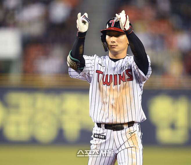 LG 신민재가 26일 잠실야구장에서 열린 2025 KBO 리그 한화와 경기 6회말 2사2루 1타점 중전안타를 친 후 세리머니를 하고 있다. 잠실 | 최승섭기자 thunder@sportsseoul.com