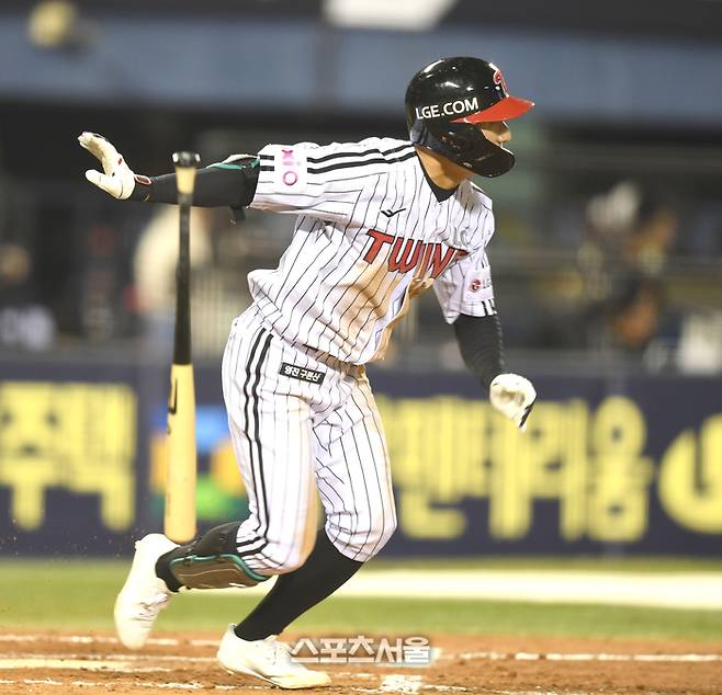 LG 신민재가 26일 잠실야구장에서 열린 2025 KBO 리그 한화와 경기 6회말 2사2루 1타점 중전안타를 치고 있다. 잠실 | 최승섭기자 thunder@sportsseoul.com