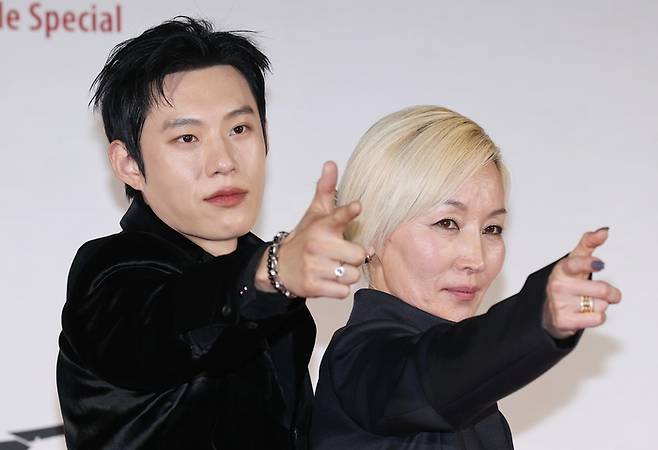 배우 김성철과 이혜영이 27일 서울 광진구 롯데시네마 건대입구점에서 열린 영화 ‘파과’ 제작보고회에서 포즈를 취하고 있다. 사진 | 연합뉴스