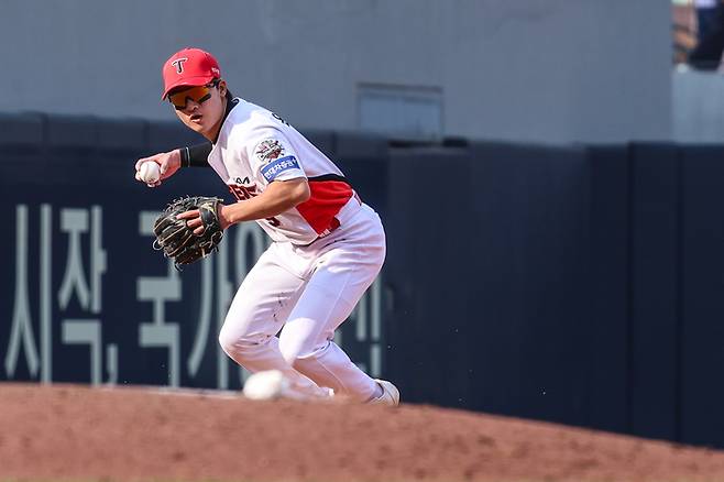 KIA 윤도현이 23일 광주-기아 챔피언스 필드에서 열린 2025 KBO리그 정규시즌 개막 2차전 NC와 경기에서 땅볼을 처리하고 있다. 사진 | KIA 타이거즈