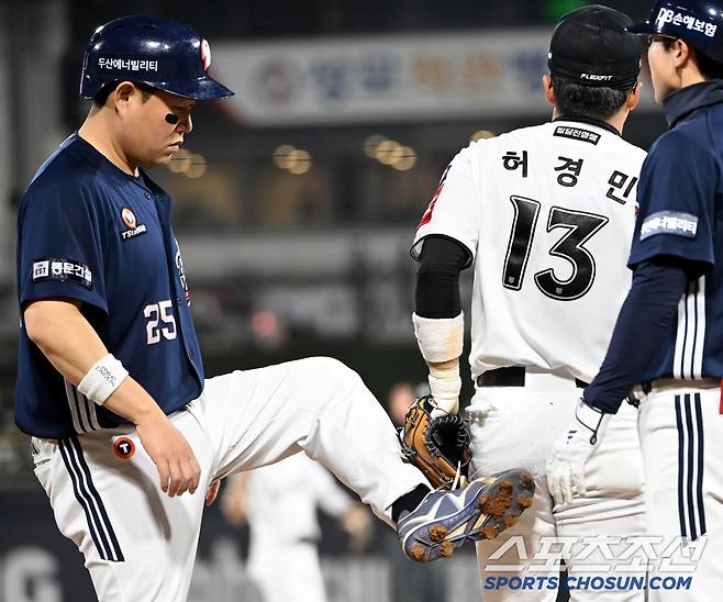 허경민의 빈 글러브 태그에 놀란 양의지의 엉덩이 찜질 공격. 수원=허상욱 기자