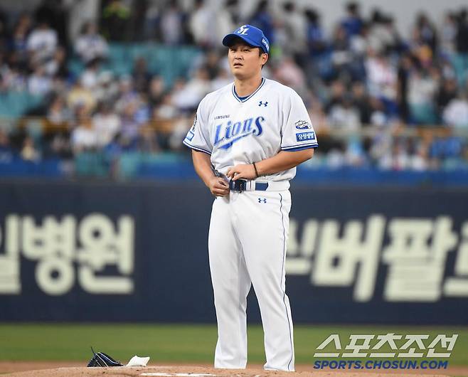 당황한 표정으로 지켜보던 강민호, 김주원과 눈이 마주친 최원태.