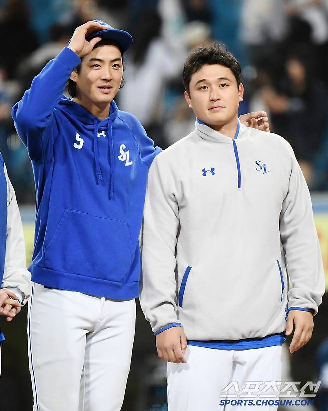 최원태의 멱살을 잡아 끌며 그라운드로 나온 구자욱