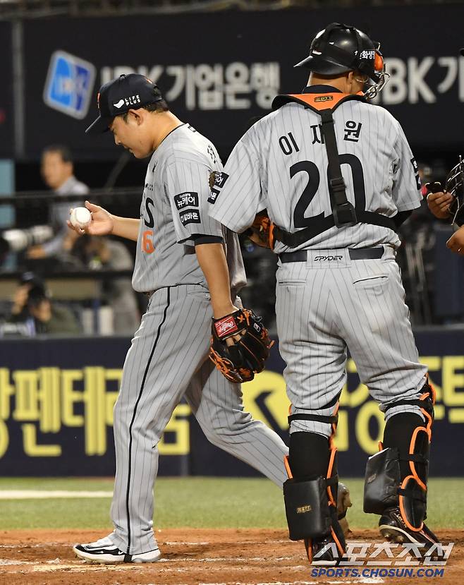 26일 잠실구장에서 열린 LG 트윈스와 한화 이글스의 경기.실저을 허용한 한화 주현상과 이재원이 아쉬워하고 있다. 잠실=박재만 기자 pjm@sportschosun.com/2025.03.26/