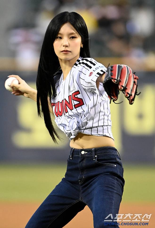 27일 잠실야구장에서 열린 한화와 LG의 경기, 걸그룹 ITZY의 멤버 예지가 시구를 하고 있다. 잠실=허상욱 기자wook@sportschosun.com/2025.03.27/