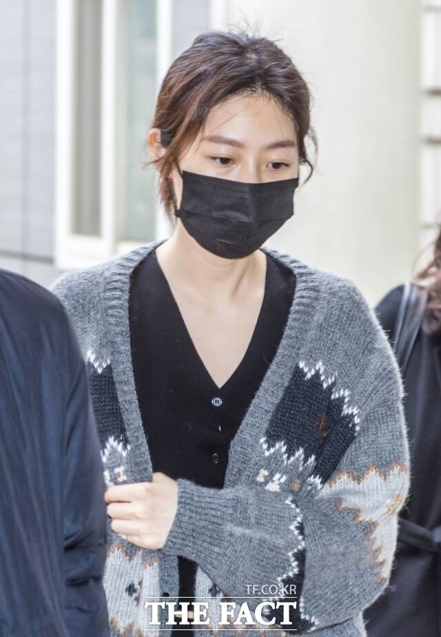 지난달 김새론이 스스로 생을 마감한 뒤 온갖 추측과 억측이 난무했다. 진위 여부가 확인되지 않은 각종 오염된 주장들이 뒤섞여 혼돈을 거듭했다. 사망전까지 고 김새론과 가장 사망전 가까이에서 소통한 두 남자의 대리전 양상으로 번지는 분위기다. /더팩트 DB